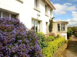 Vaste Maison de 300 m2 en forme de bateau pour 15 L'Iliade, hotel v destinaci Port-en-Bessin-Huppain