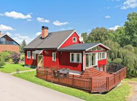 Familienfreundliches Schwedenhaus Fengersfors – domek wiejski w mieście Östersbyn