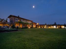 Olimagio Farm Stay with animals and 25m pool, beach at cycling distance, casa rural en Pietrasanta