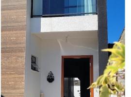 Geminado Ibicaré com quarto privativo em casa compartilhada – hotel w mieście Joinville