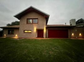 CASA VILLA LAGO AZUL CARLOS PAZ，位于维拉卡洛斯帕兹的酒店