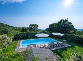 VILLA DI CAMPAGNA 10 POSTI CON PISCINA PRIVATA, apartement sihtkohas Castellina Marittima