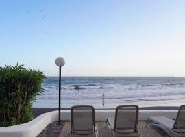 Playa Chica Beachfront Apartment, paplūdimio viešbutis mieste Tenerifės Santa Krusas