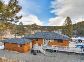 Riverfront Pine Cabin with Hot Tub and Mountain Views!, hotel a Bailey