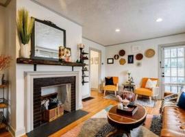 Pet Friendly Bungalow Steps to Inman Park, hotel in Atlanta