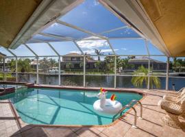 Waterfront Home With Heated Pool/Jacuzzi and only 1mile to beach、マルコ・アイランドのホテル