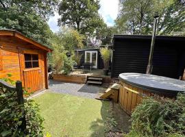 Chalet with private hottub on the Veluwe. Private, Ferienwohnung in Voorthuizen