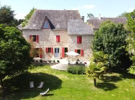 Maison de ferme, prairies sur la colline, étang