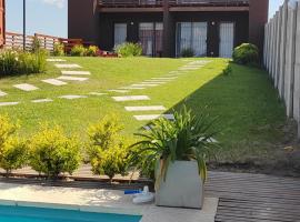 Duplex familiar con pileta en zona parque, hytte i Necochea