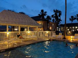 Seashell Village Resort near the beach with kitchens, hótel í Port Aransas