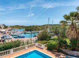 Villa Buenave con piscina climatizada y vistas al puerto, hotel din Port d'Addaia