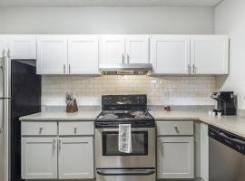 Landing Modern Apartment with Amazing Amenities (ID8512X74), hotel in Lithia Springs