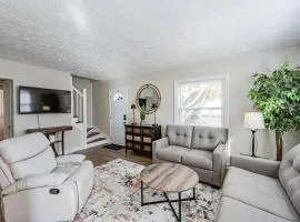 Ma's Cozy Cape: Your Tranquil Home Away from Home!