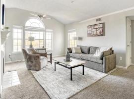 Landing Modern Apartment with Amazing Amenities (ID8483X95), hotel sa Collierville