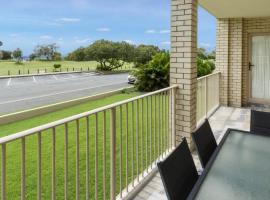 Walk to Surf Beach - Ground floor apartment - Bribie Horizons Boyd St, Woorim, vacation home in Woorim