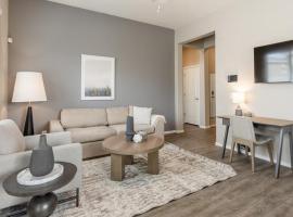 Landing Modern Apartment with Amazing Amenities (ID7894X89), huoneisto kohteessa Avondale