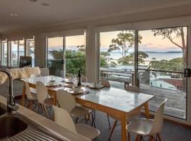 Expansive Bay Views, Light & Airy House, Wood Fire, hotell i Hyams Beach