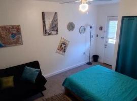 Private Guest Cozy Room w/Full Bathroom, cheap hotel in Lake Isabella
