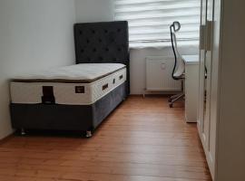 A cozy room with brand new furniture, sted med privat overnatting i Frankfurt am Main