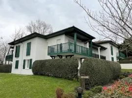 Confort à Cambo : T2 pour 2 pers., balcon-terrasse, cuisine équipée, parking, accès internet - FR-1-495-133