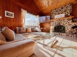 Luxury St-Sauveur Chalet with Swim Spa Close to Ski โรงแรมที่มีที่จอดรถในแซ็ง-ตาแดล