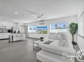Unique 3-storey Home with Beautiful Lake View, villa í Deerfield Beach