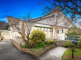 Lodge Retro - Heart of Werribee Blast from the Past, villa en Werribee