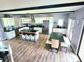 Gorgeous A-Frame on Cedar Lake, hotel v destinaci Cedar Lake