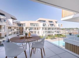 Huswell - Nice apartment with pool, parking & private spa, spa hotel in Nieuwpoort