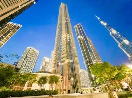 Downtown Luxury - Stunning Burj Khalifa & Sea View - 5 Minutes Walk to Dubai Mall