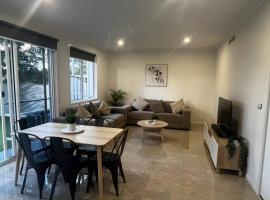 Townhouse in Hope Island, stuga i Gold Coast