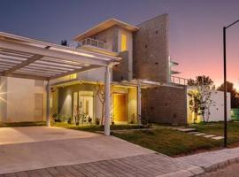 Golf View Home by JadeCaps 4BHK with Breakfast, hotel i Hosur