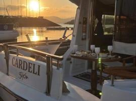 Hotel Boat Cardeli، قارب في خيخون