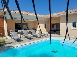 Villa piscine proche plages, hotel a Angresse
