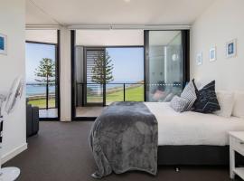The Sandpiper - A Newy Beachfront Beauty, hotel in Newcastle