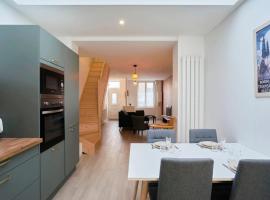 House in Lille near Euratech private terrace.，里爾的飯店