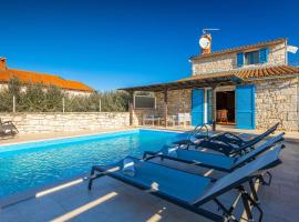 Rustic villa casa Nadalina with pool in Visnjan, hotel v destinaci Radovani