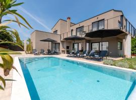 Beautiful villa Perlin with pool in Visnjan، فندق مع موقف سيارات في Farini