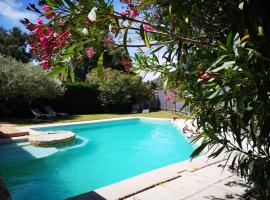 La Garrigue - Maison avec piscine 20min d'Avignon，Saint-Victor-la-Coste的附設泳池的飯店