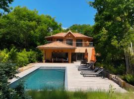 Esprit Bassin pour cette villa proche plage, hotel com piscina em Pyla-sur-Mer