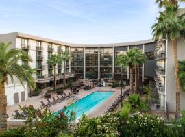 Embassy Suites by Hilton Phoenix Biltmore – hotel w pobliżu miejsca Biltmore Fashion Park w mieście Phoenix