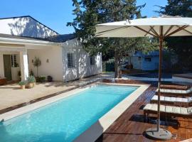 Casita de Invitados con entrada privada, piscina y aire acondicionado: Valdemorillo'da bir otel