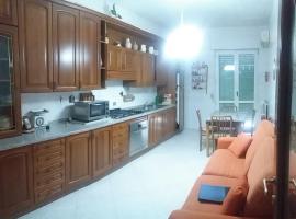 Appartamento 9 letti con cucina e parcheggio privato gratuito – hotel w mieście Candela