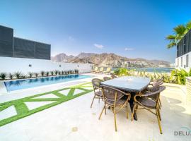 Grand 4BR Villa with Assistant's and Driver's Room Al Dana Island Fujairah by Deluxe Holiday Homes, leilighet i Fujairah