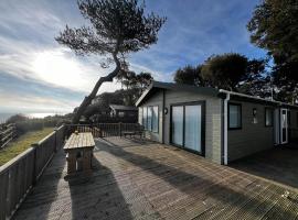 Luxury Lodge With Full Sea Views At Azure Seas In Suffolk Ref 32105og, hotel em Lowestoft
