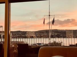 Wohnung am Zürichsee mit Seeblick und Parkplatz, hotel in Horgen