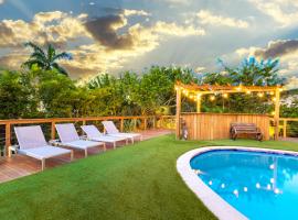 Luxe Villa MiniGolf Pool FirePit, holiday home in Aventura