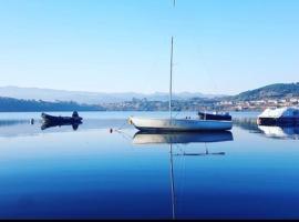 CASA DO AVÒ, guest house in Castrelo de Miño