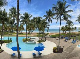 Beachfront Luxury 2 Bedroom at Wyndham Rio Mar, PR: Luquillo şehrinde bir daire