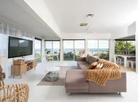 ChelseaVue - Designer Beachside Townhouse Retreat